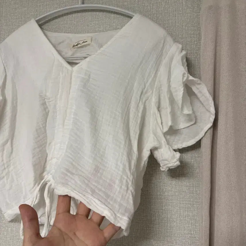 [BUNJANG] ZARA Beige Pants &amp; Ruffle Blouse Summer Set / ZARA 베이지 팬츠 &amp;  프릴 블라우스 동남아 여름 코디세트