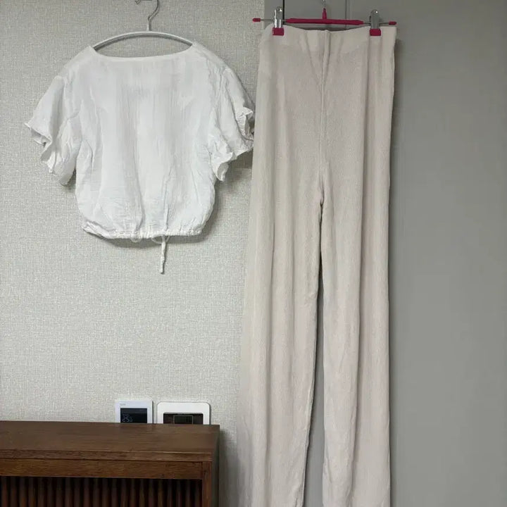 [BUNJANG] ZARA Beige Pants &amp; Ruffle Blouse Summer Set / ZARA 베이지 팬츠 &amp;  프릴 블라우스 동남아 여름 코디세트