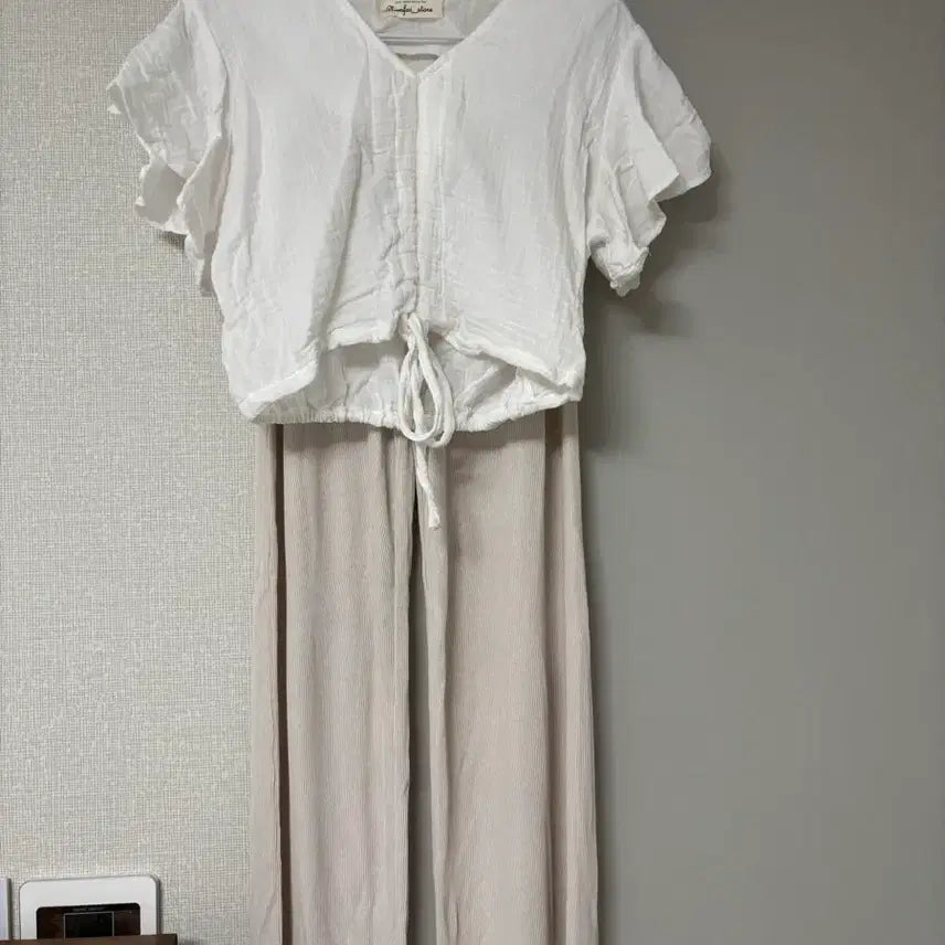 [BUNJANG] ZARA Beige Pants &amp; Ruffle Blouse Summer Set / ZARA 베이지 팬츠 &amp;  프릴 블라우스 동남아 여름 코디세트