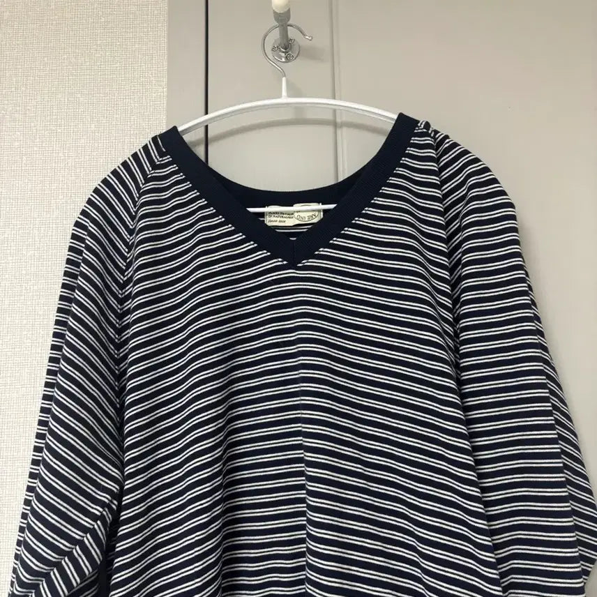 [BUNJANG] Striped V-Neck Raglan Sweatshirt / 쇼핑몰 단가라 브이넥 맨투맨