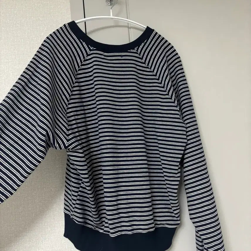 [BUNJANG] Striped V-Neck Raglan Sweatshirt / 쇼핑몰 단가라 브이넥 맨투맨