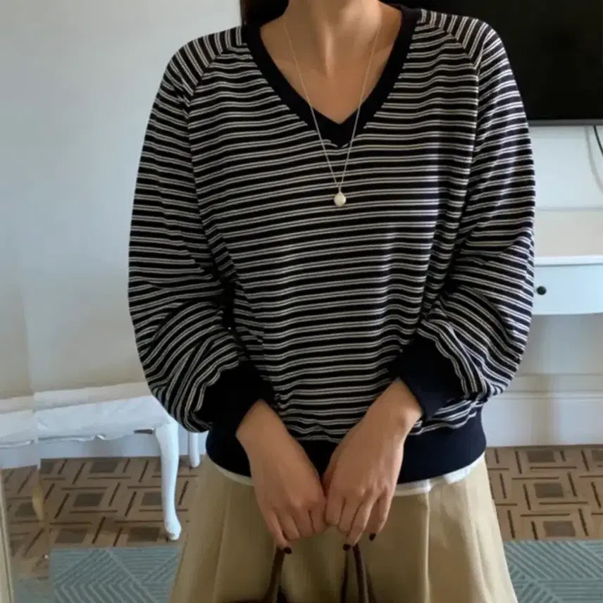 [BUNJANG] Striped V-Neck Raglan Sweatshirt / 쇼핑몰 단가라 브이넥 맨투맨