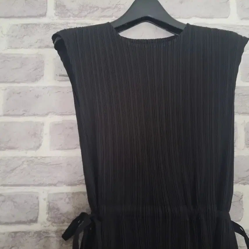 [BUNJANG] Pleats Me Black Pleated Sleeveless Maxi Dress / 플리츠미 블랙 주름 민소매원피스25년신상/알뜰한여우