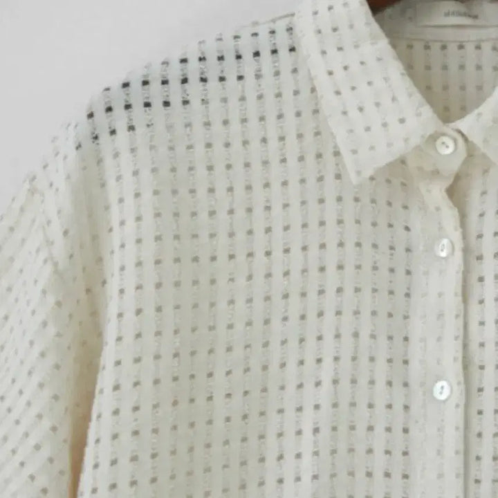 [BUNJANG] A Little Bit Punching Crop Blouse / 어리틀빗 펀칭 크롭 블라우스