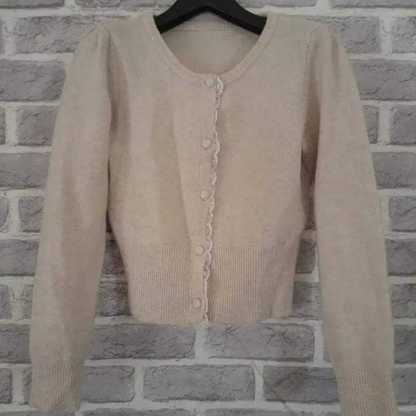 [BUNJANG] Lace-Trimmed Light Beige Crop Cardigan / 레이스배색 연베이지 크롭가디건/알뜰한여우
