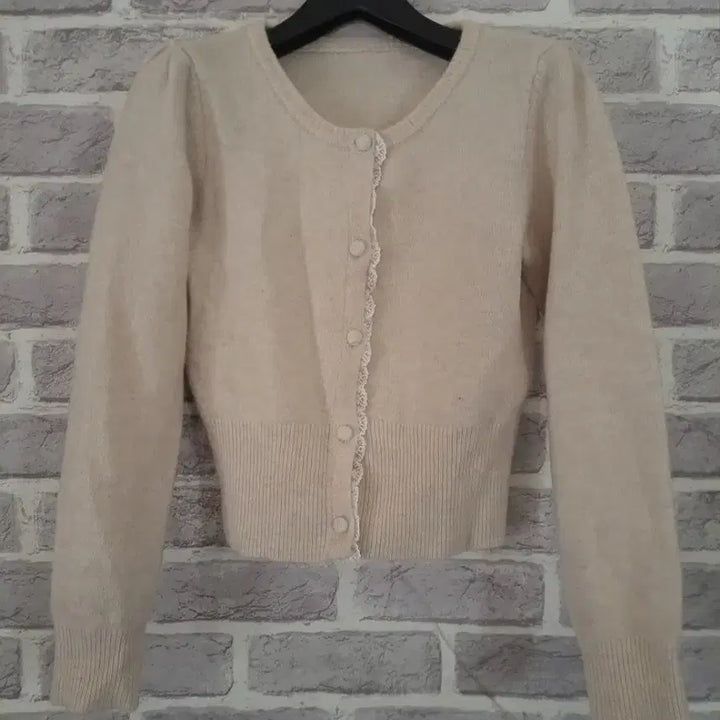 [BUNJANG] Lace-Trimmed Light Beige Crop Cardigan / 레이스배색 연베이지 크롭가디건/알뜰한여우