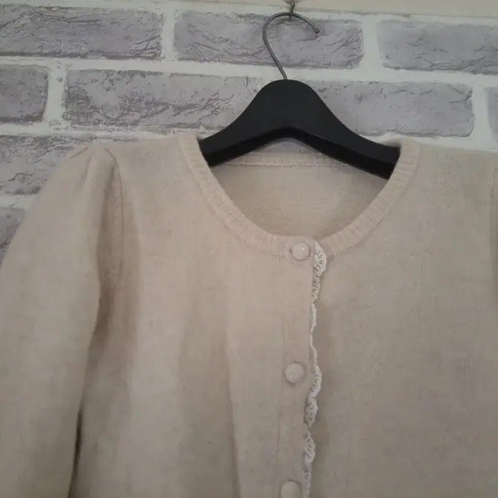 [BUNJANG] Lace-Trimmed Light Beige Crop Cardigan / 레이스배색 연베이지 크롭가디건/알뜰한여우