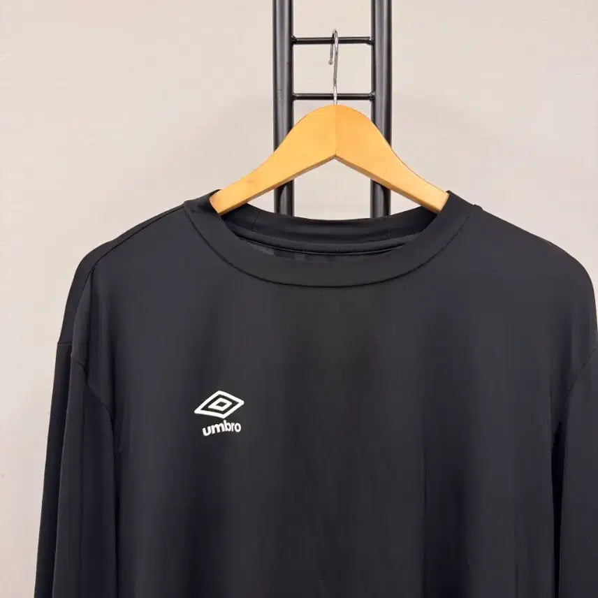 [SOLD OUT] 엄브로 블랙 긴팔 티셔츠 100