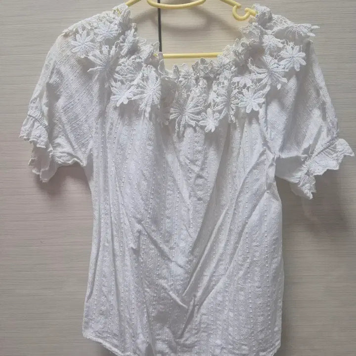 [BUNJANG] White Lace Off-Shoulder Blouse with Floral Skirt / 화이트 레이스 오프숄더 블라우스, 꽃무늬치마