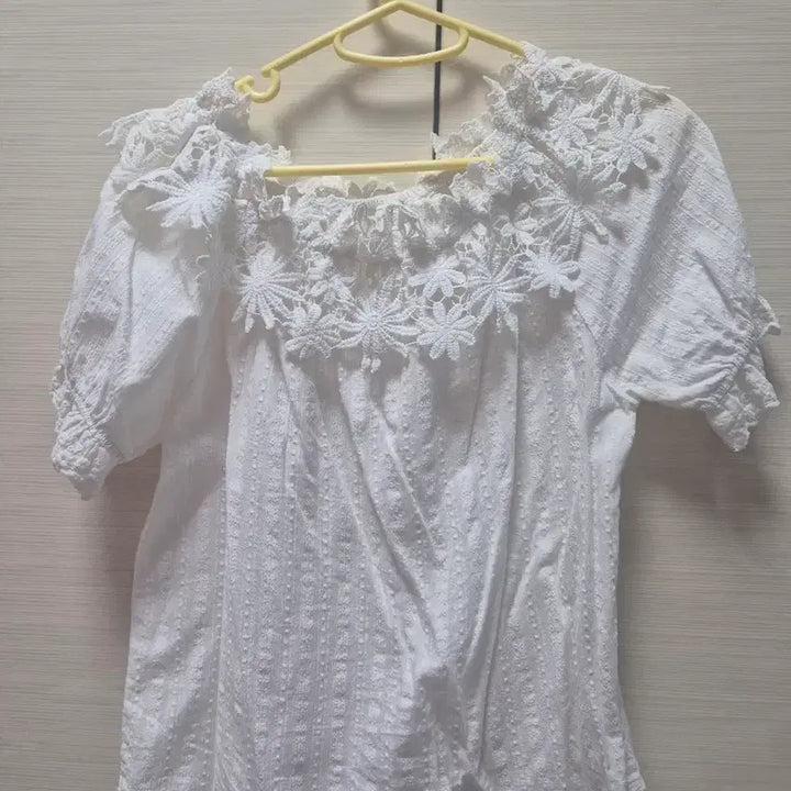 [BUNJANG] White Lace Off-Shoulder Blouse with Floral Skirt / 화이트 레이스 오프숄더 블라우스, 꽃무늬치마