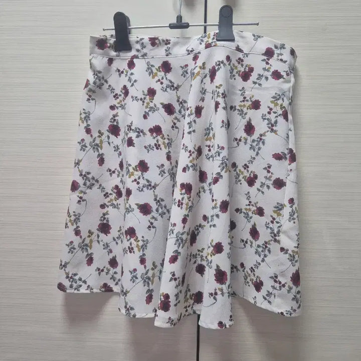 [BUNJANG] White Lace Off-Shoulder Blouse with Floral Skirt / 화이트 레이스 오프숄더 블라우스, 꽃무늬치마