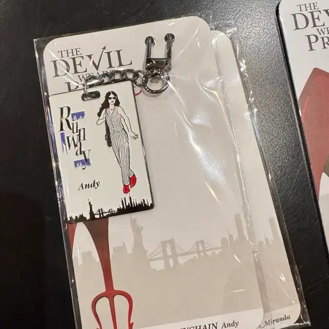 [SOLD OUT] 악마는 프라다를 입는다2 키링 &amp; 사원증