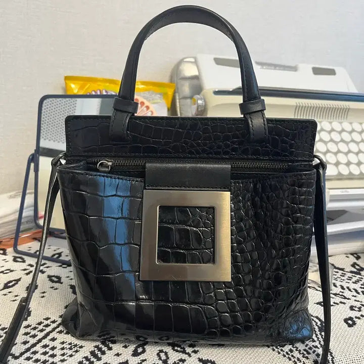 [SOLD OUT] 루즈앤라운지 디오 블랙 크로크 엠보 토트백