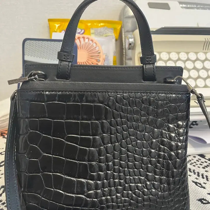 [SOLD OUT] 루즈앤라운지 디오 블랙 크로크 엠보 토트백