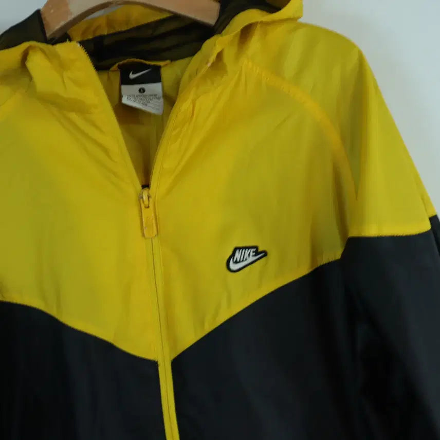 [SOLD OUT] 나이키 NIKE 정품 옐로우 블랙 배색 바람막이 L 키즈 주니어