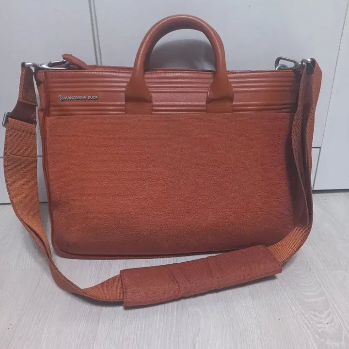 [SOLD OUT] 만다리나덕 노트북 가방  토트백 겸 크로스백. 카멜