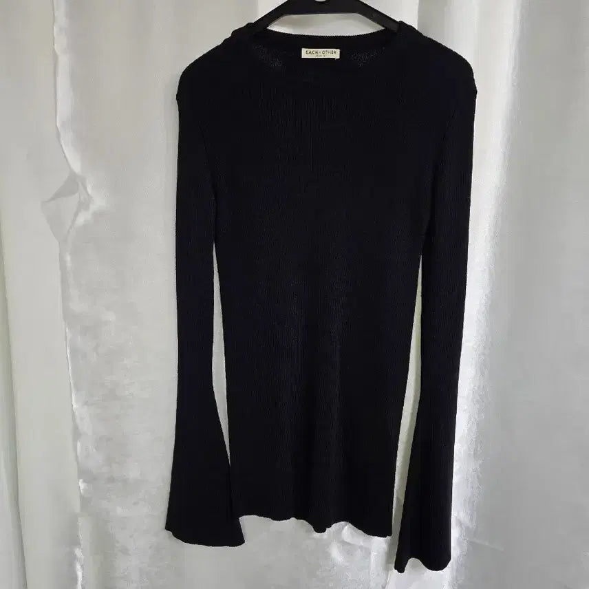 [BUNJANG] EACH X OTHER Black Flare Sleeve Knit Blouse / EACH X OTHER 블랙 니트 긴팔 블라우스 (1977)