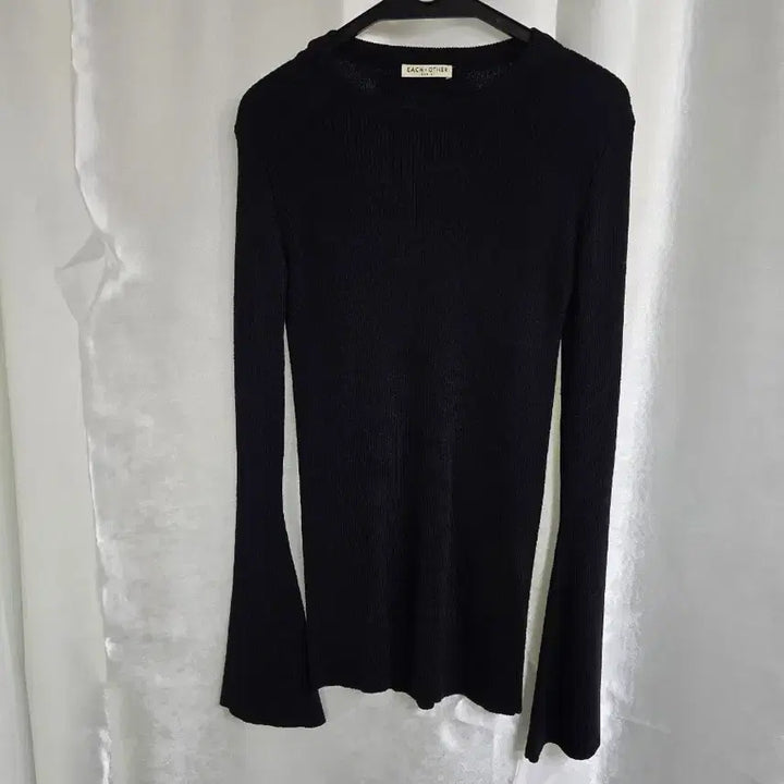 [BUNJANG] EACH X OTHER Black Flare Sleeve Knit Blouse / EACH X OTHER 블랙 니트 긴팔 블라우스 (1977)