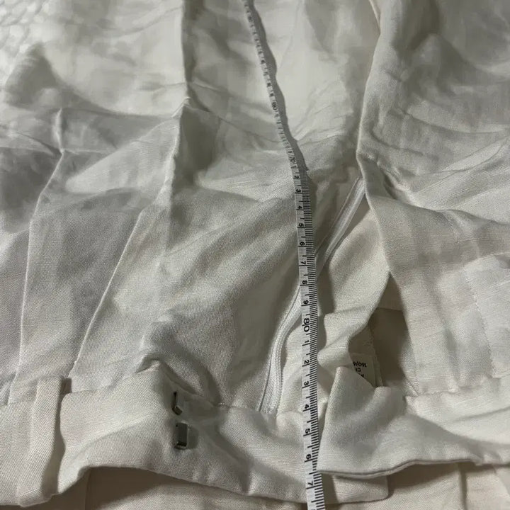 [BUNJANG] H&amp;M Linen White Tucked Tapered Pants / H&amp;M 린넨 화이트 핀턱 테이퍼드 팬츠