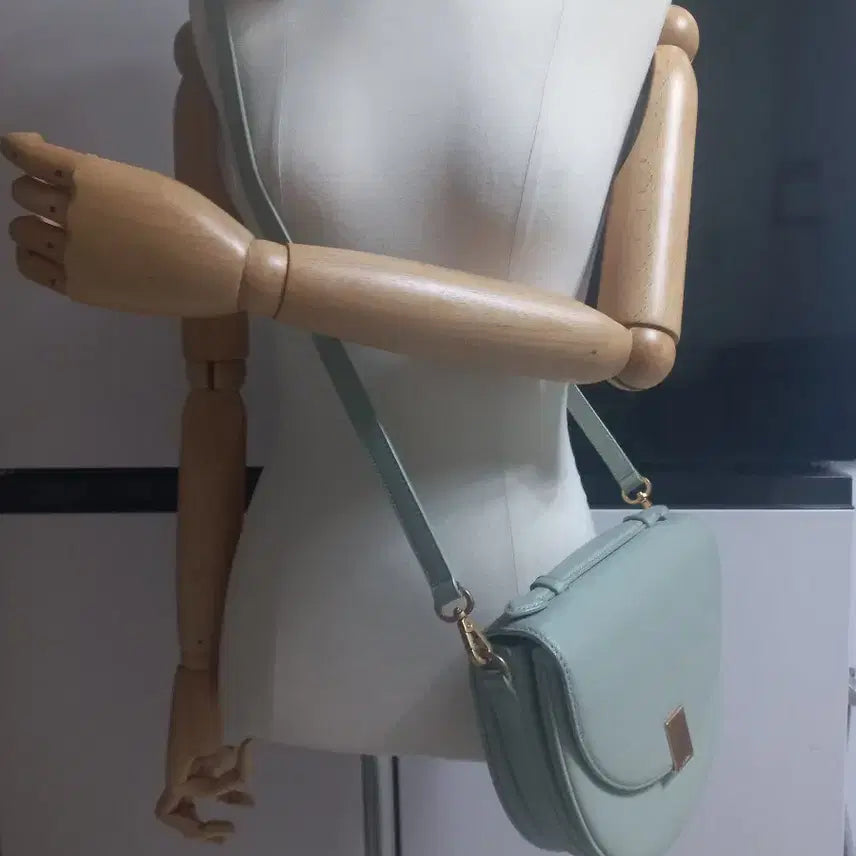 [BUNJANG] Couronne Tiffin Top Handle Crossbody Bag - Light Khaki / 쿠론 티핀 탑핸들 크로스백. 라이트카키