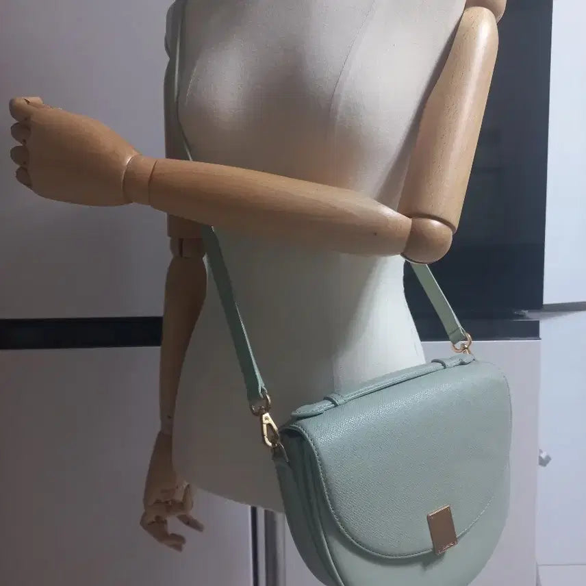 [BUNJANG] Couronne Tiffin Top Handle Crossbody Bag - Light Khaki / 쿠론 티핀 탑핸들 크로스백. 라이트카키