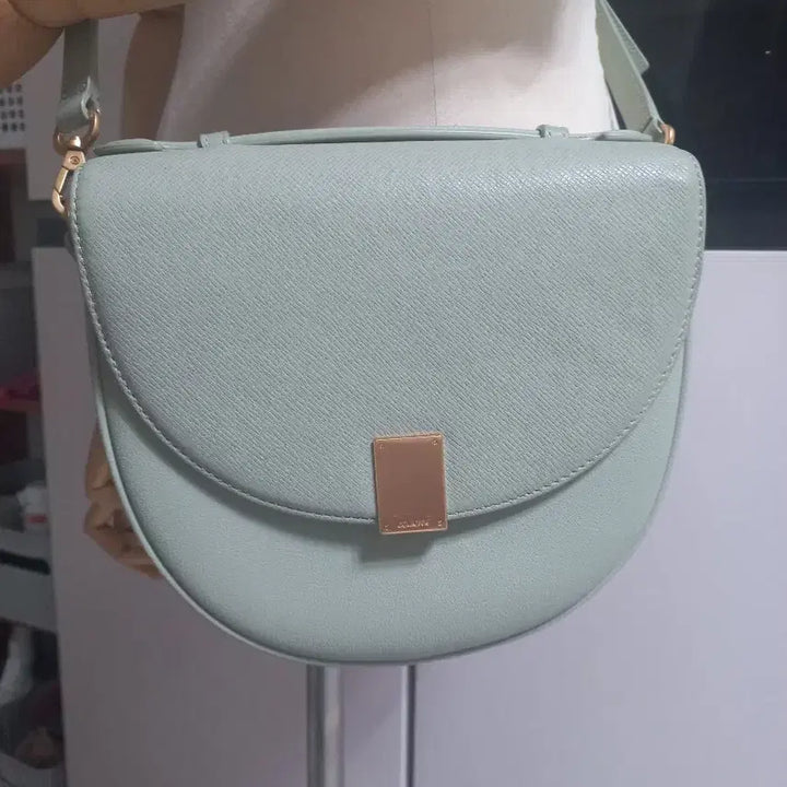 [BUNJANG] Couronne Tiffin Top Handle Crossbody Bag - Light Khaki / 쿠론 티핀 탑핸들 크로스백. 라이트카키