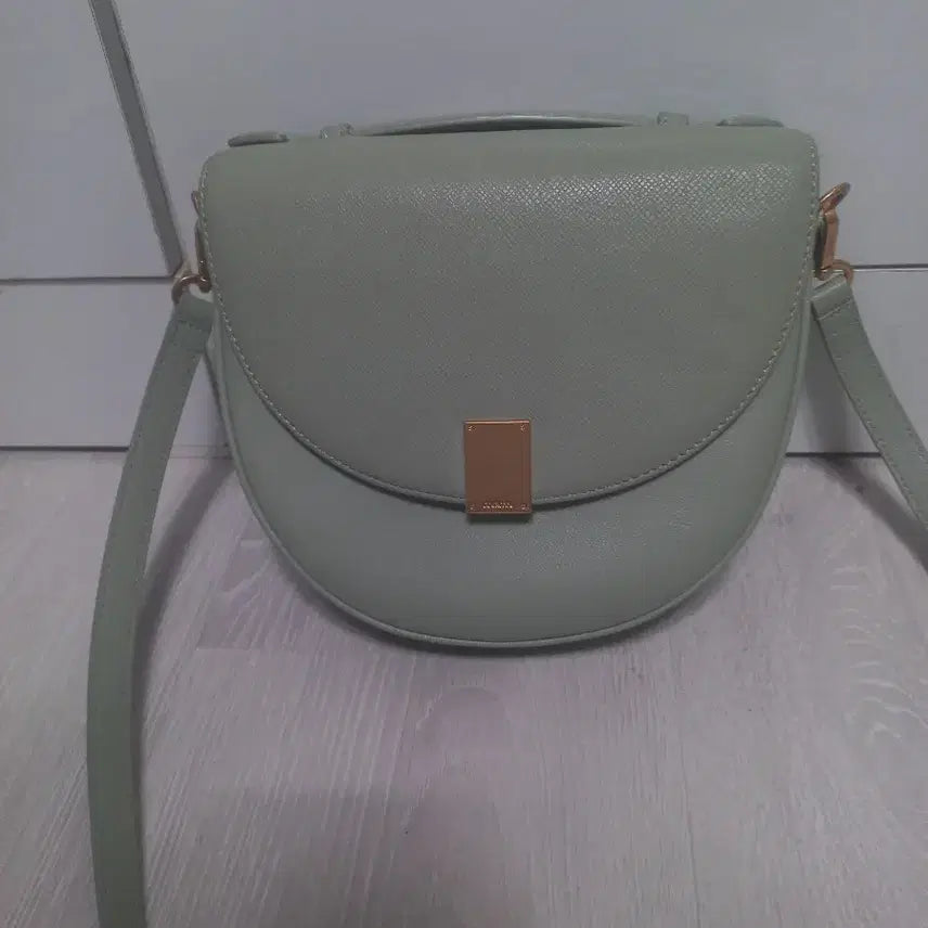 [BUNJANG] Couronne Tiffin Top Handle Crossbody Bag - Light Khaki / 쿠론 티핀 탑핸들 크로스백. 라이트카키