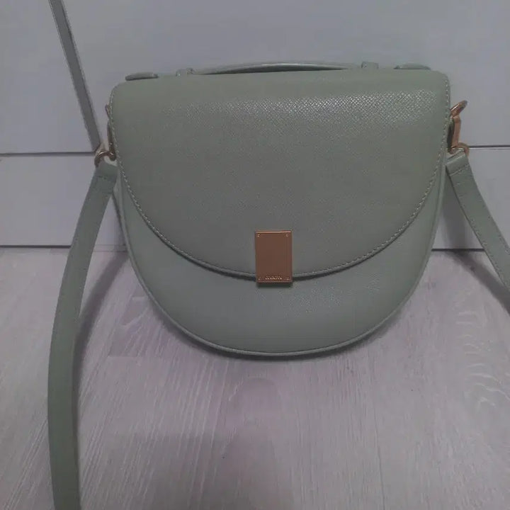 [BUNJANG] Couronne Tiffin Top Handle Crossbody Bag - Light Khaki / 쿠론 티핀 탑핸들 크로스백. 라이트카키