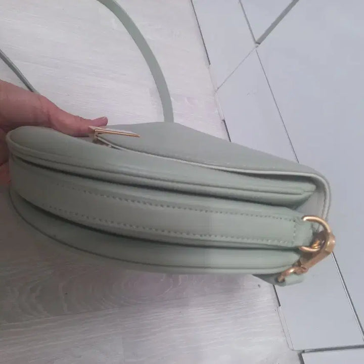 [BUNJANG] Couronne Tiffin Top Handle Crossbody Bag - Light Khaki / 쿠론 티핀 탑핸들 크로스백. 라이트카키