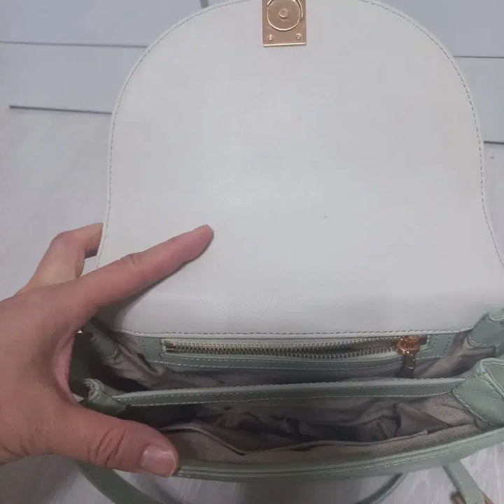 [BUNJANG] Couronne Tiffin Top Handle Crossbody Bag - Light Khaki / 쿠론 티핀 탑핸들 크로스백. 라이트카키