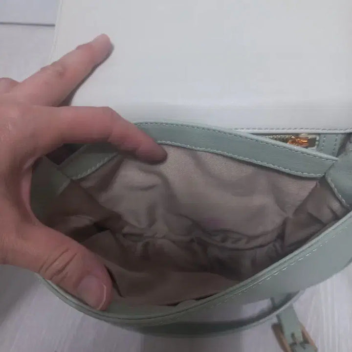 [BUNJANG] Couronne Tiffin Top Handle Crossbody Bag - Light Khaki / 쿠론 티핀 탑핸들 크로스백. 라이트카키