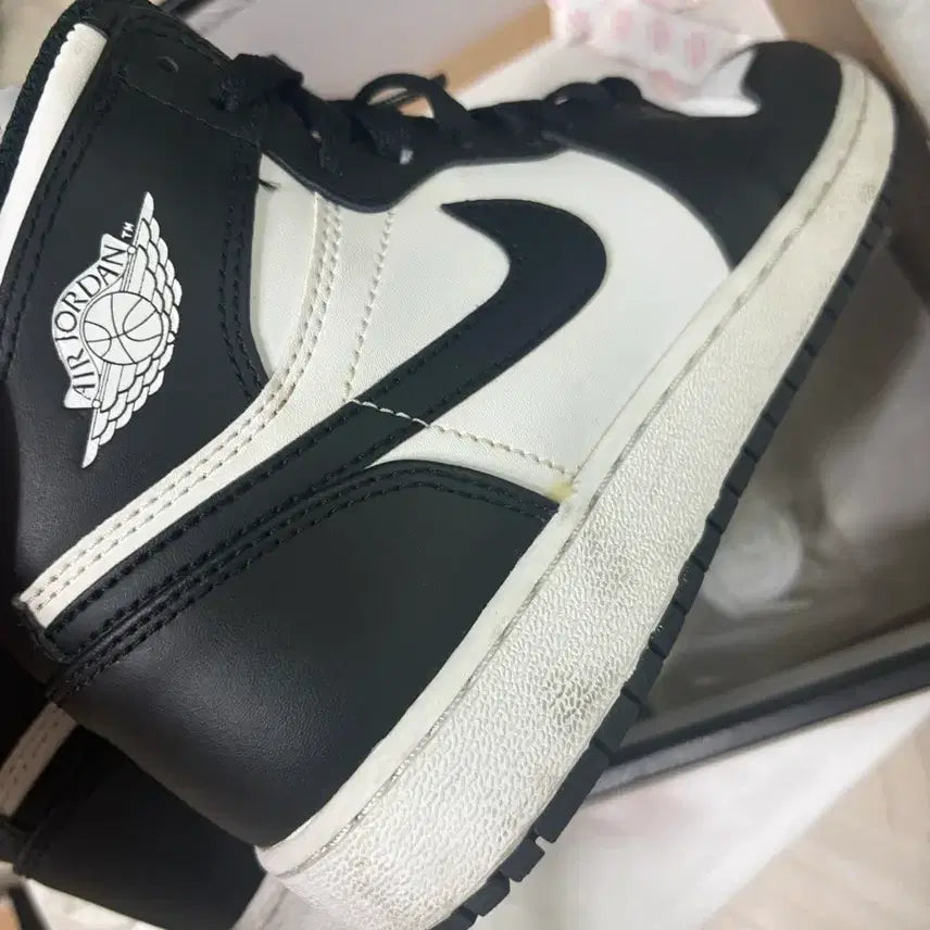 [BUNJANG] Nike Air Jordan 1 Retro High OG Black White 2014 GS Sneakers / 조던 1 레트로 하이 OG 블랙 화이트 2014 GS 235
