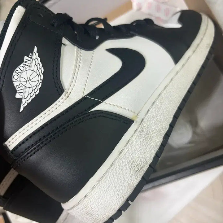 [BUNJANG] Nike Air Jordan 1 Retro High OG Black White 2014 GS Sneakers / 조던 1 레트로 하이 OG 블랙 화이트 2014 GS 235