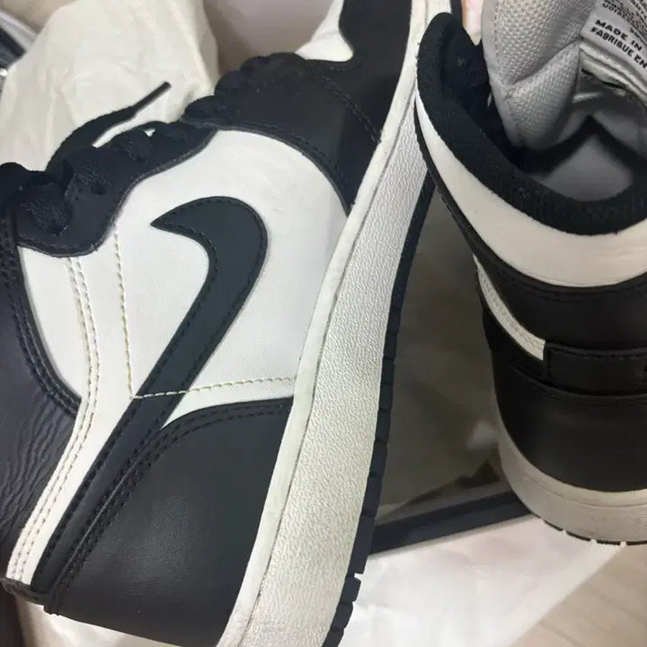 [BUNJANG] Nike Air Jordan 1 Retro High OG Black White 2014 GS Sneakers / 조던 1 레트로 하이 OG 블랙 화이트 2014 GS 235