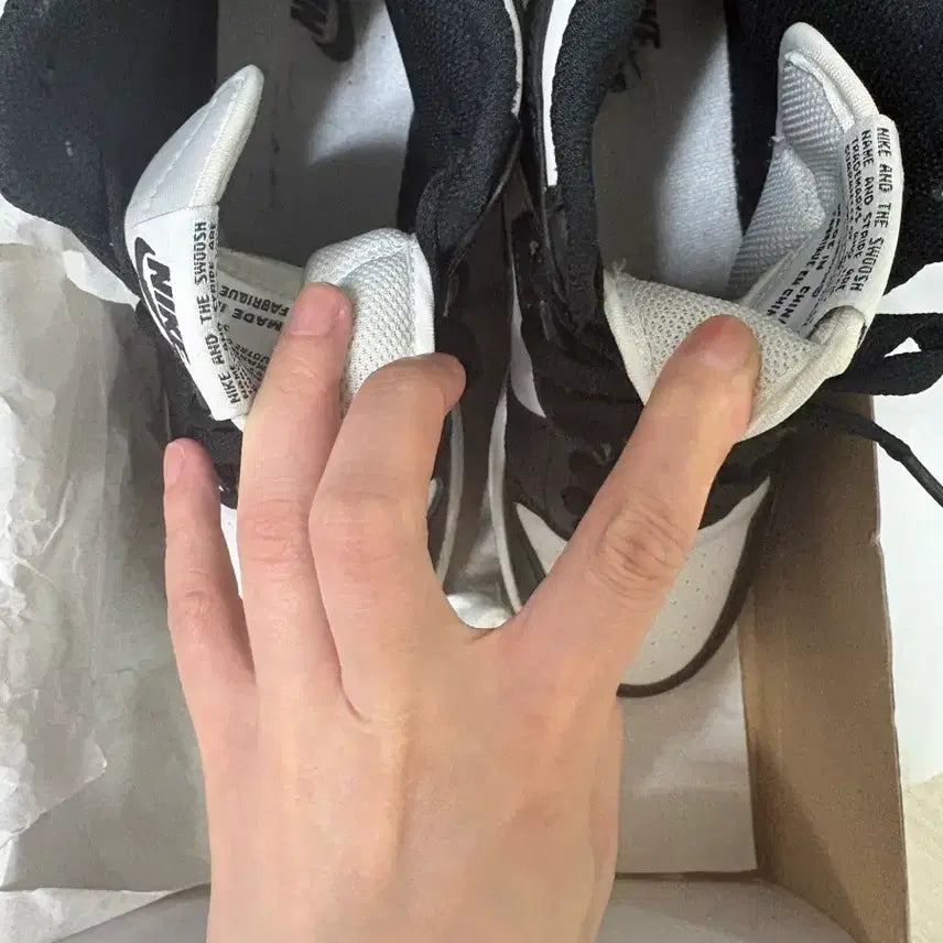 [BUNJANG] Nike Air Jordan 1 Retro High OG Black White 2014 GS Sneakers / 조던 1 레트로 하이 OG 블랙 화이트 2014 GS 235