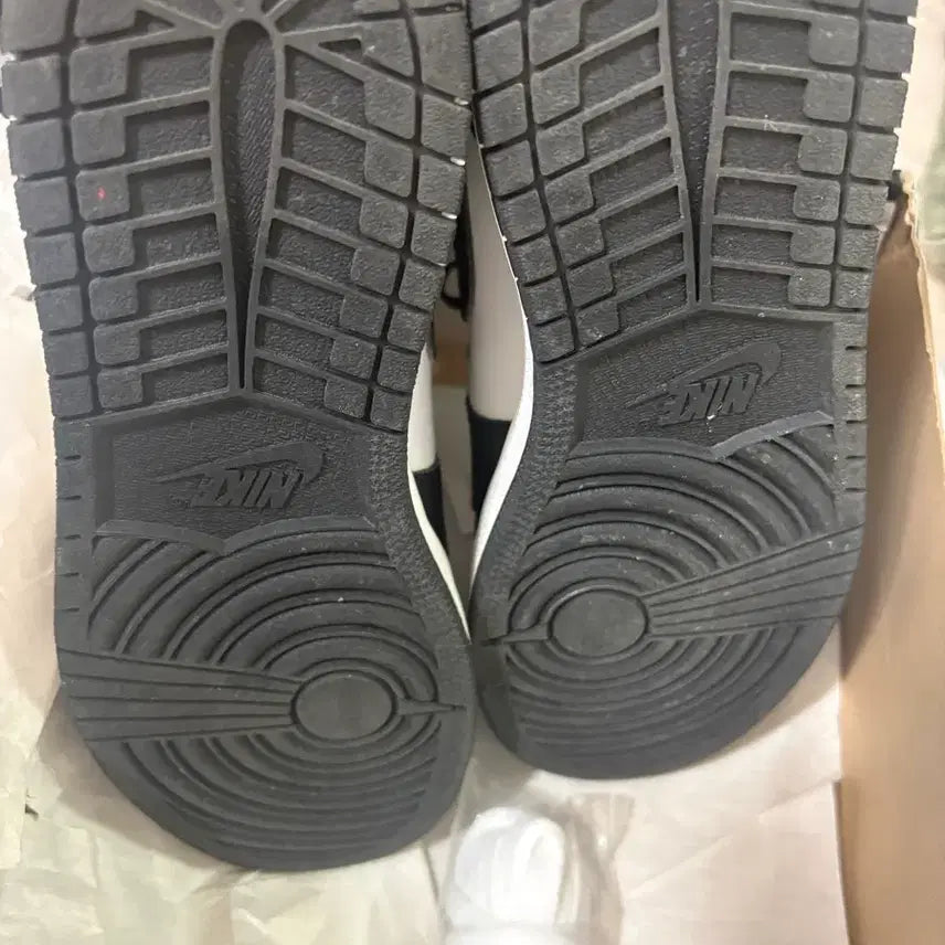 [BUNJANG] Nike Air Jordan 1 Retro High OG Black White 2014 GS Sneakers / 조던 1 레트로 하이 OG 블랙 화이트 2014 GS 235