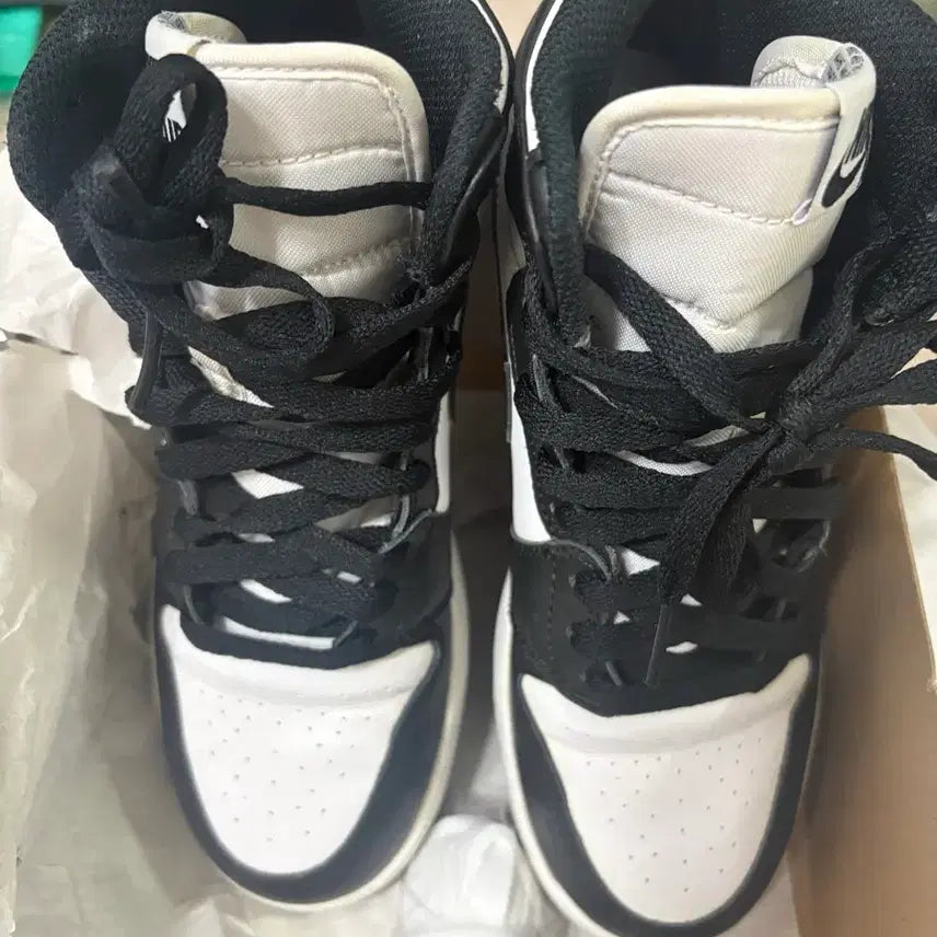 [BUNJANG] Nike Air Jordan 1 Retro High OG Black White 2014 GS Sneakers / 조던 1 레트로 하이 OG 블랙 화이트 2014 GS 235