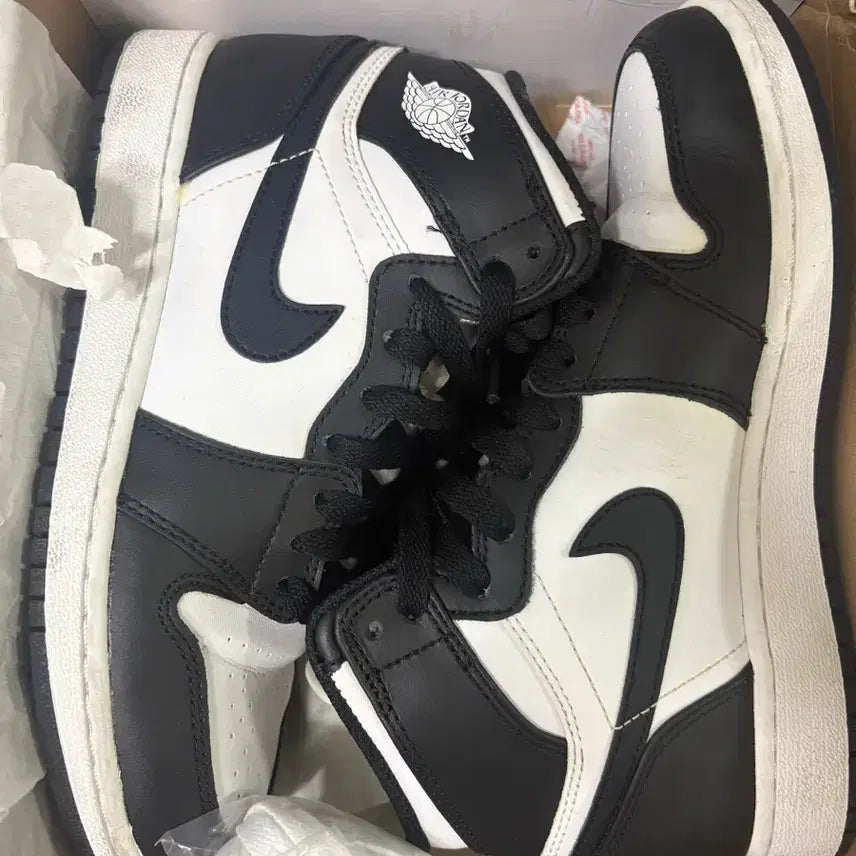[BUNJANG] Nike Air Jordan 1 Retro High OG Black White 2014 GS Sneakers / 조던 1 레트로 하이 OG 블랙 화이트 2014 GS 235