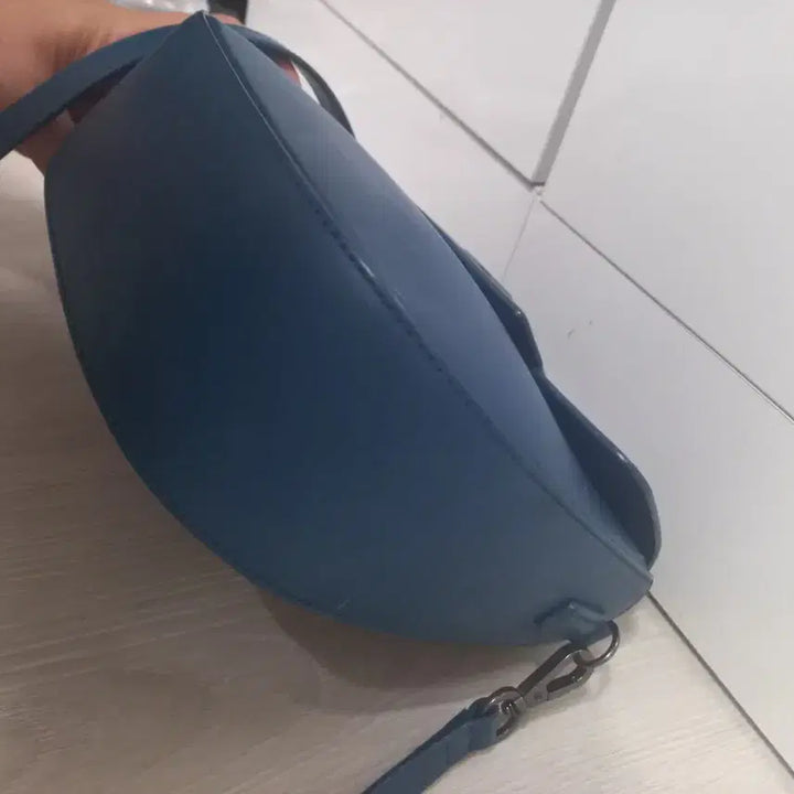 [BUNJANG] Couronne Brio Lambskin Crossbody Bag / 쿠론 브리오 램스킨 크로스백. 다크블루