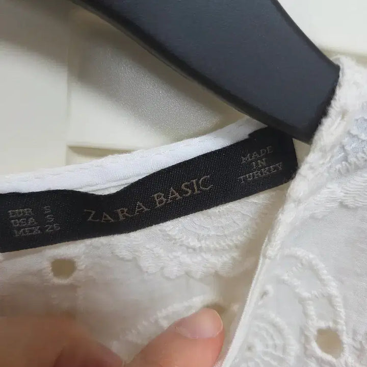 [BUNJANG] Zara Ivory Eyelet Blouse - Women&