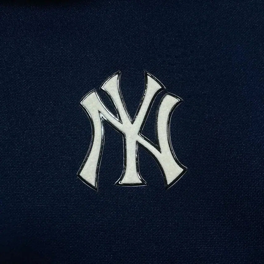 [SOLD OUT] MLB 뉴욕양키스 스몰 로고 사이드 라인 네이비 트랙탑
