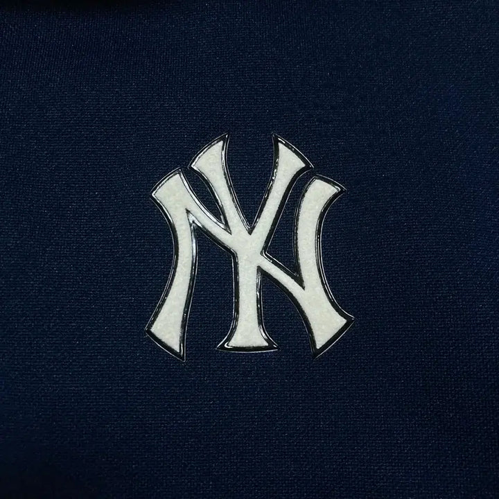 [SOLD OUT] MLB 뉴욕양키스 스몰 로고 사이드 라인 네이비 트랙탑