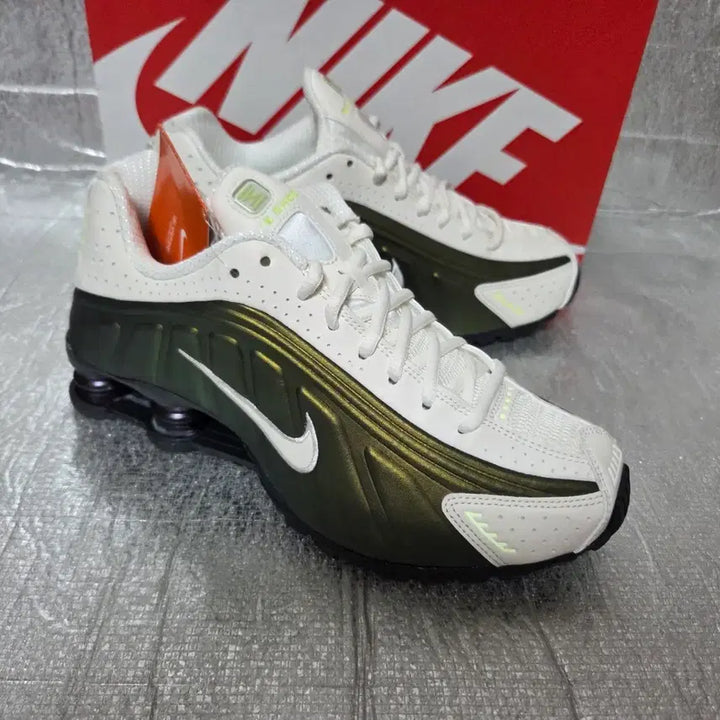 [BUNJANG] Nike Shox R4 Green Gold Sneakers (245) / 나이키 운동화 샥스R4 골드그린(245)