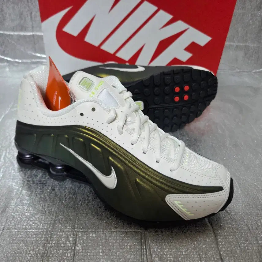 [BUNJANG] Nike Shox R4 Green Gold Sneakers (245) / 나이키 운동화 샥스R4 골드그린(245)