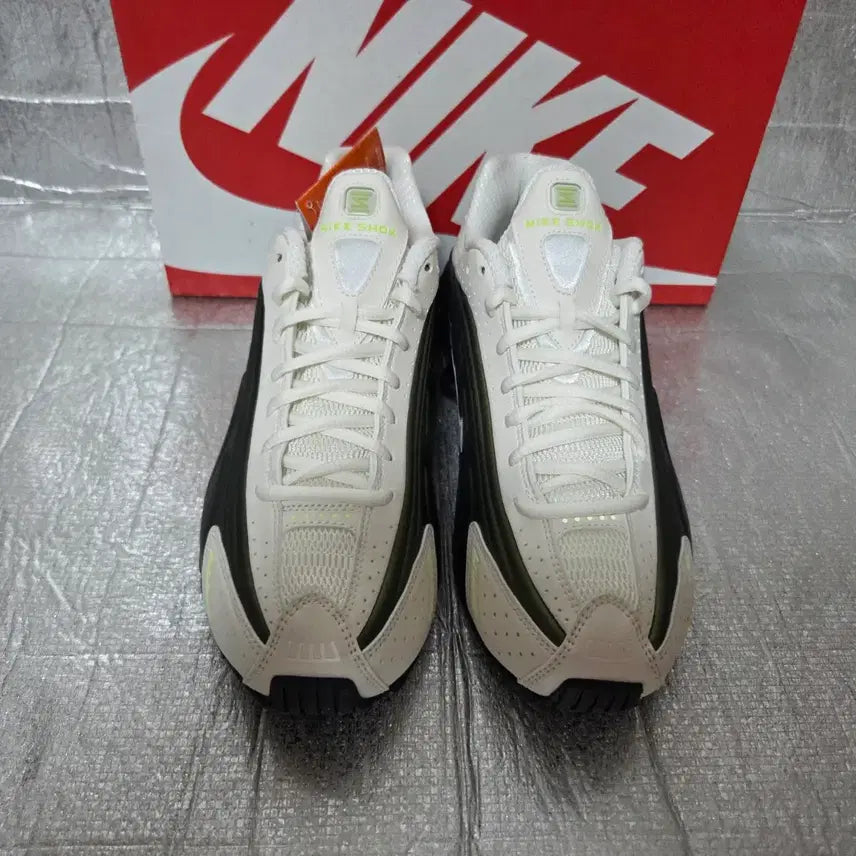 [BUNJANG] Nike Shox R4 Green Gold Sneakers (245) / 나이키 운동화 샥스R4 골드그린(245)