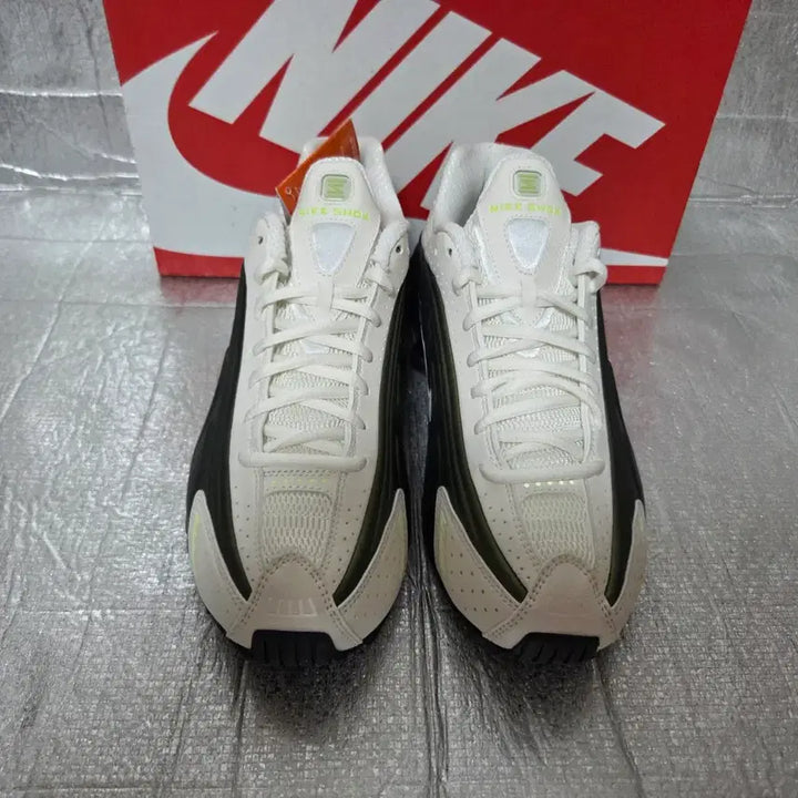 [BUNJANG] Nike Shox R4 Green Gold Sneakers (245) / 나이키 운동화 샥스R4 골드그린(245)