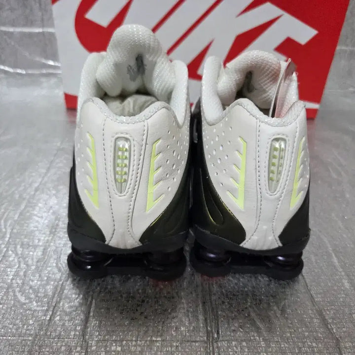 [BUNJANG] Nike Shox R4 Green Gold Sneakers (245) / 나이키 운동화 샥스R4 골드그린(245)