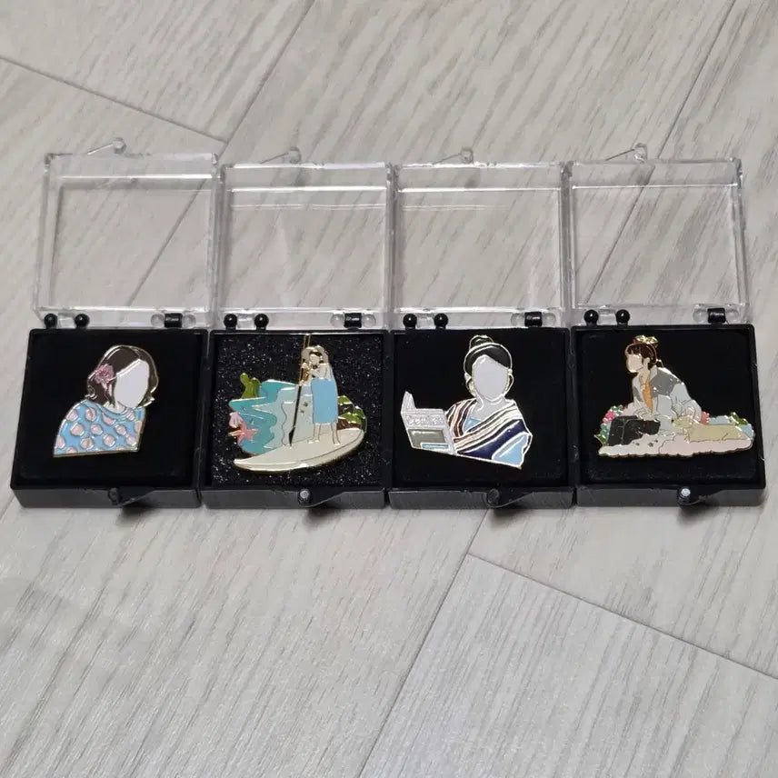[BUNJANG] IU Unofficial Goods High-Quality Pin Badge Set / (새상품)아이유 비공식 굿즈 고퀄리티 핀뱃지 모음