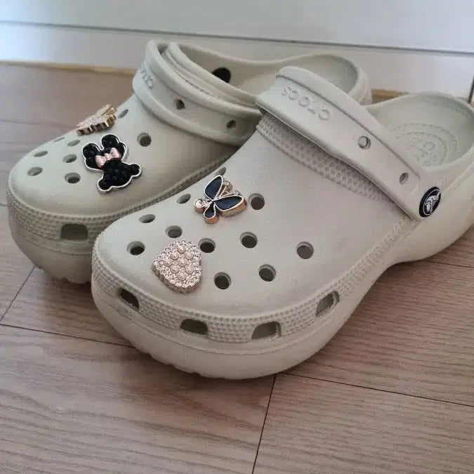 [BUNJANG] Crocs Platform Sandals with Jibbitz Charms / 크록스 지비츠 장식 크록스 샌들