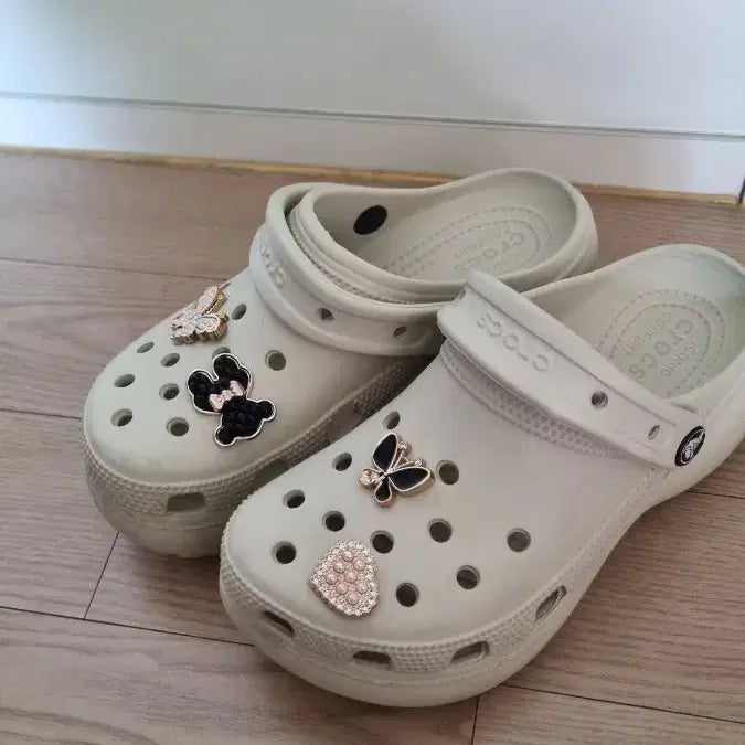 [BUNJANG] Crocs Platform Sandals with Jibbitz Charms / 크록스 지비츠 장식 크록스 샌들